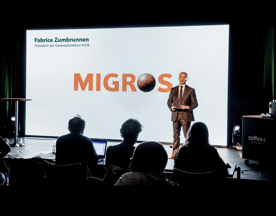 Fabrice Zumbrunnen stellt an der Medienkonferenz CoffeeB vor