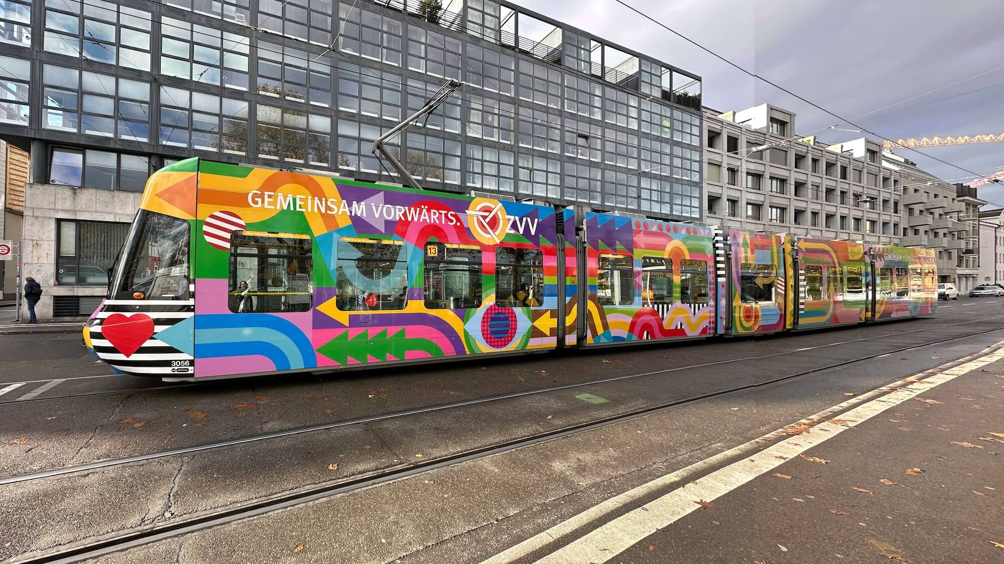 Farbiges Tram fährt durch Zürich