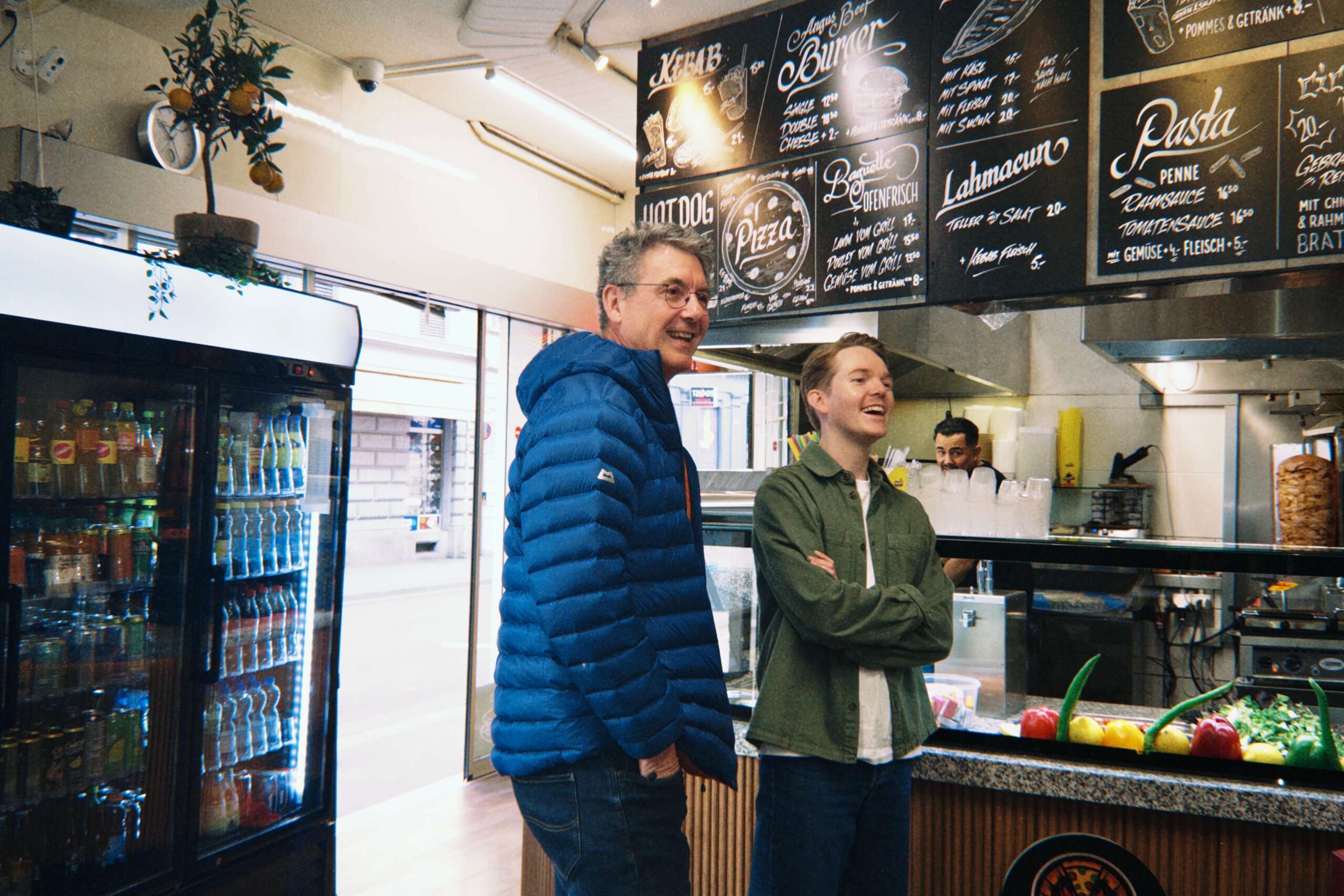 Lukas Amgwerd und Peter Brönnimann in einer Dönerbude