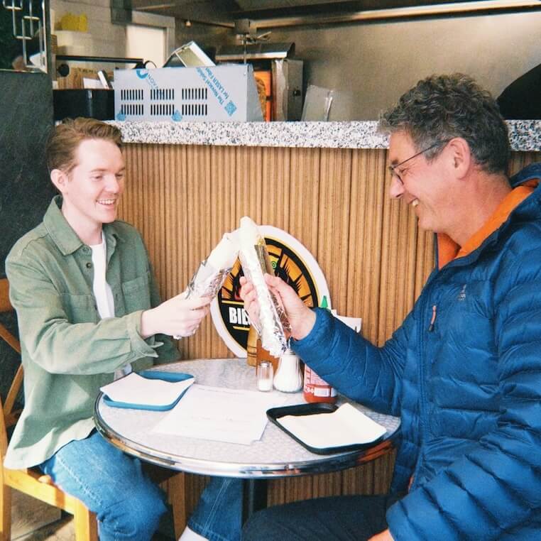 Lukas Amgwerd und Peter Brönnimann in einem Dönerladen