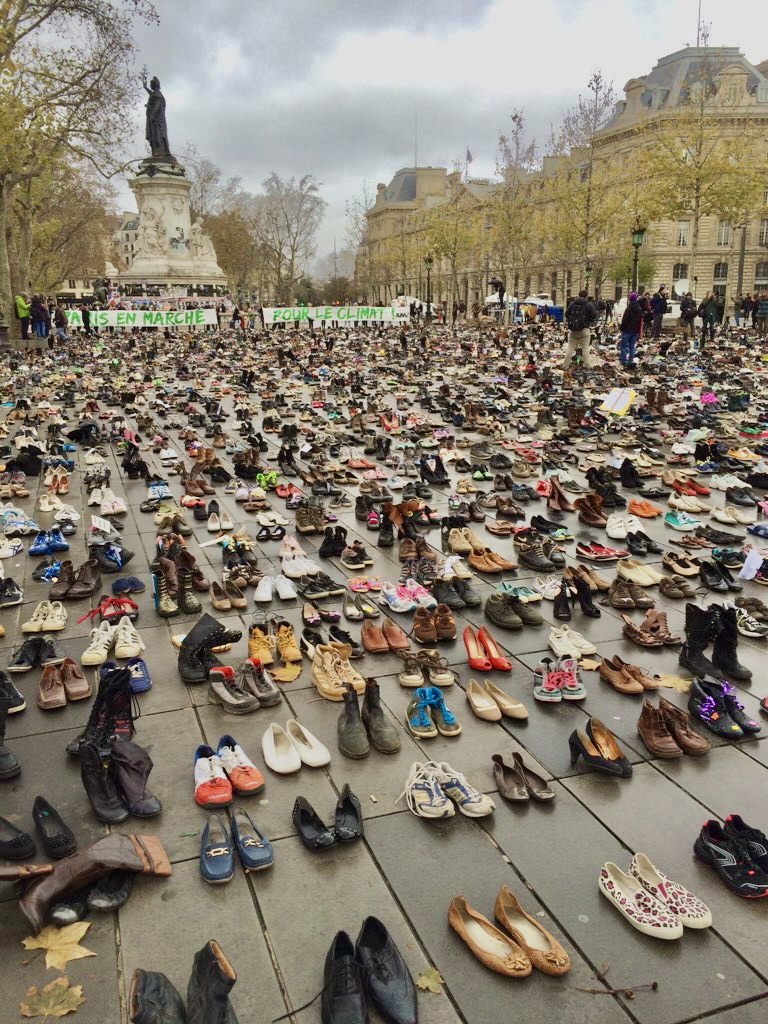 Weil Menschenansammlungen nach den Terroranschlägen in Paris 2015 verboten waren, organisierten Klimaschützer eine Demonstration bestehend aus 20'000 Schuhen