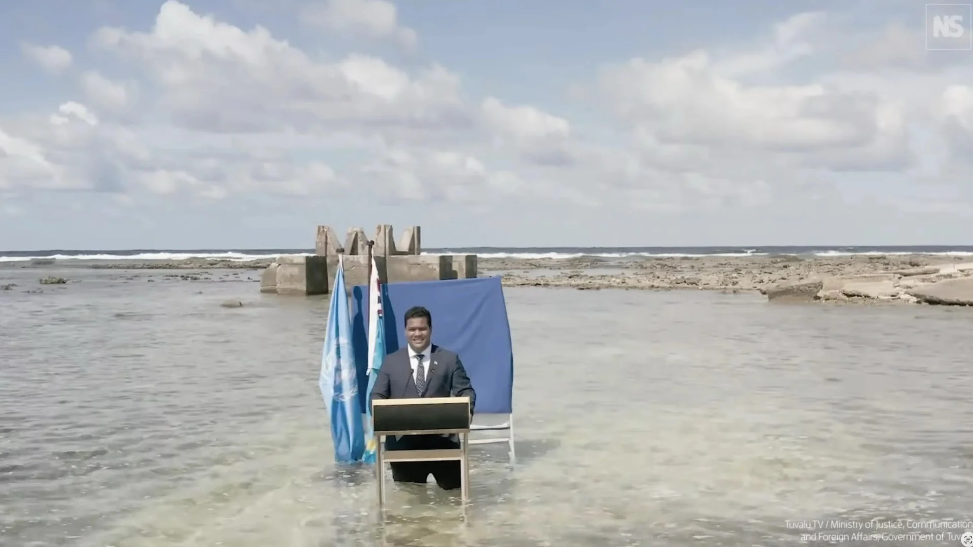 Tuvalus Aussenminister Simon Kofe spricht seine Rede zur Klimakonferenz COP26 per Videobotschaft stehend im hüfthohen Wasser. 2021